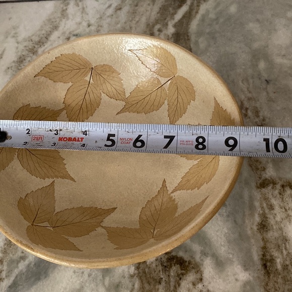 Vintage studio pottery pedestal bowl with leaf prints. Rustic, autumn, artsy - Picture 5 of 6